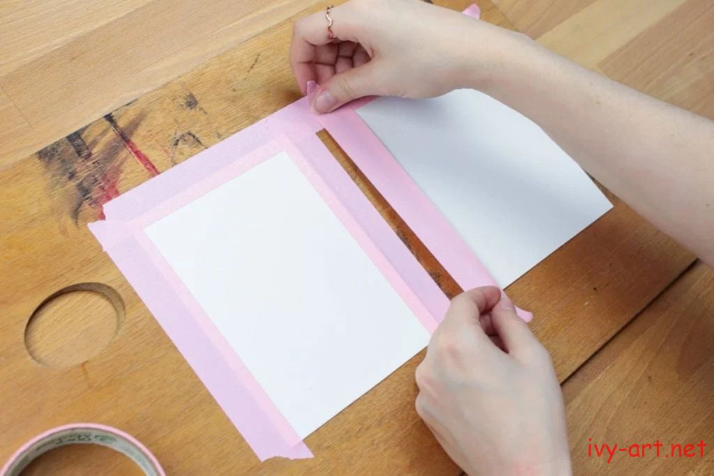 Sử dụng băng keo giấy để cố định tranh vẽ và chặn màu